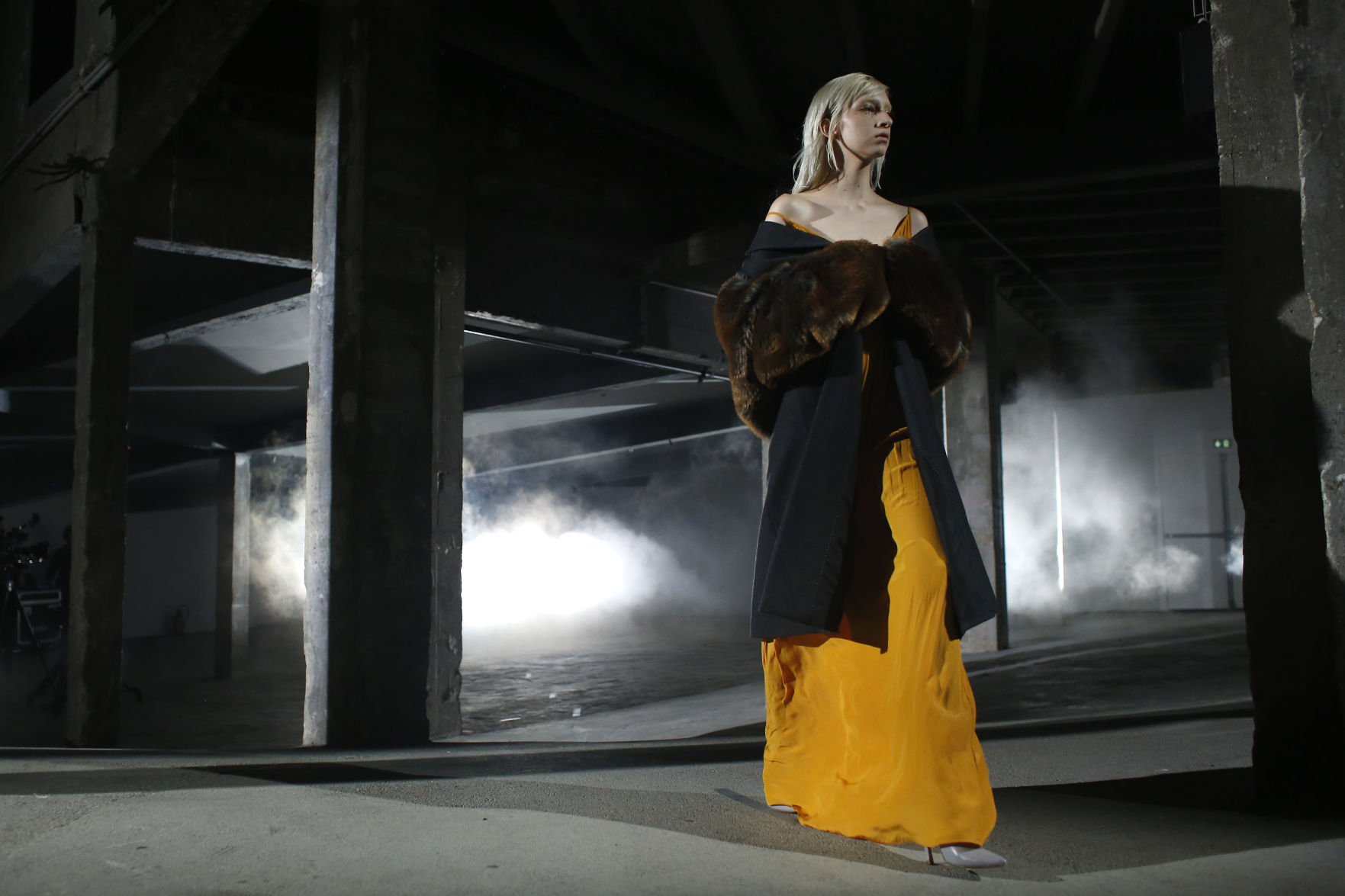 Paris Fashion 2019 F/W Van Noten